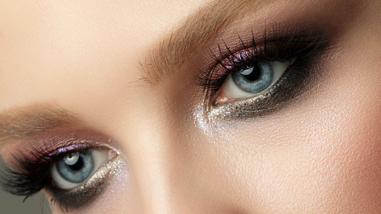 Blue eyes with berry eyeshadow and mascara