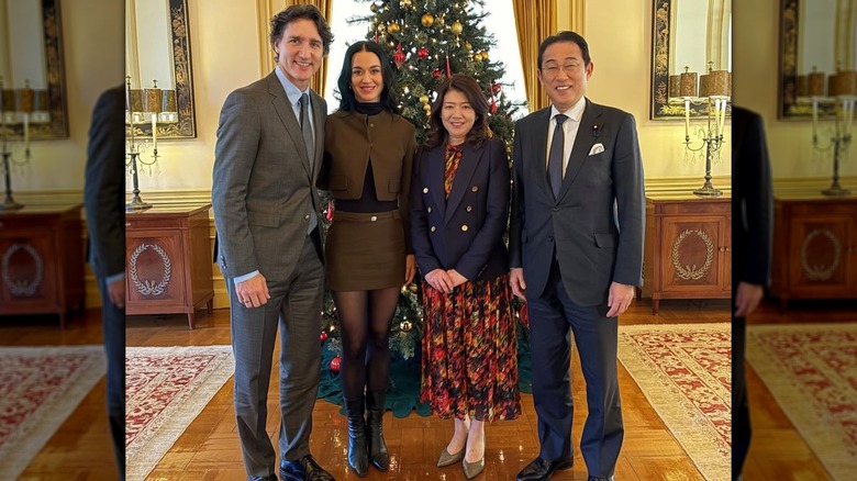 Katy Perry and Justin Trudeau posing with Fumio Kishida and his wife