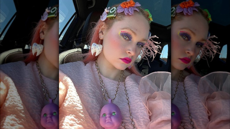 Kristen wears weird jewelry