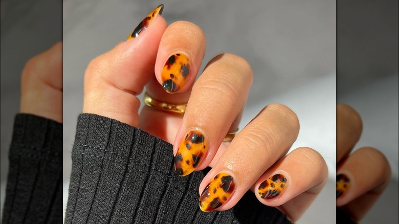 Tortoise nail art
