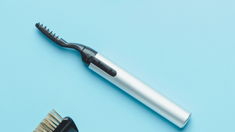 Heated eyelash curler