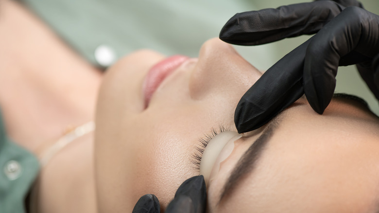 woman getting lash extensions