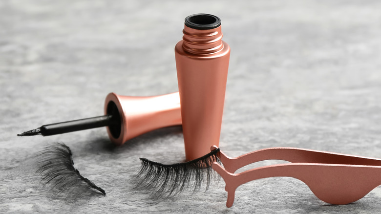 magnetic eyelashes, eyeliner and applicator