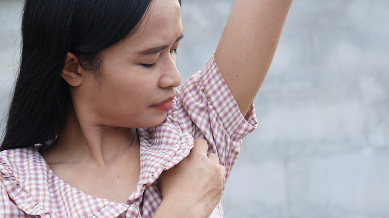 woman ltching armpit