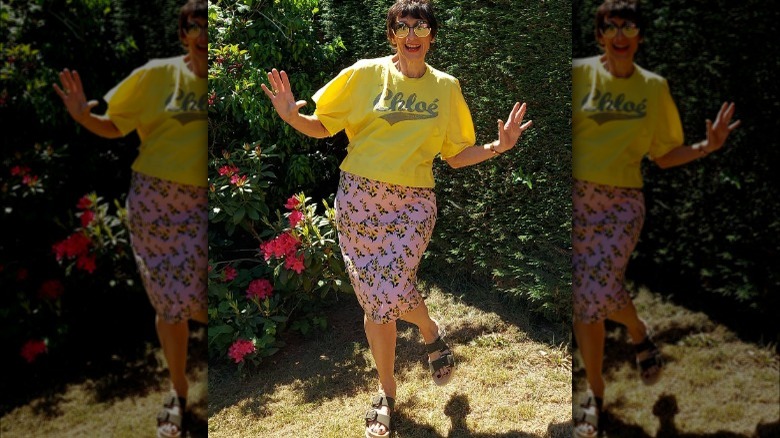 woman wearing a pencil skirt