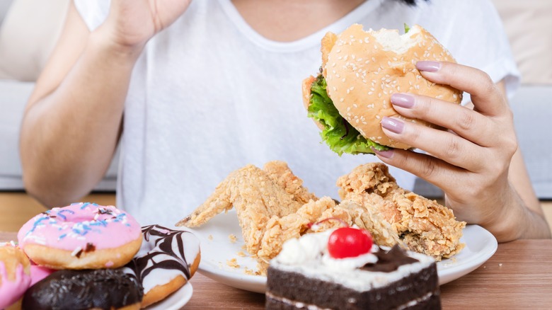 woman eating fast food