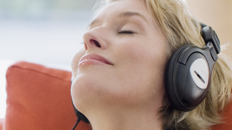 female listen to music