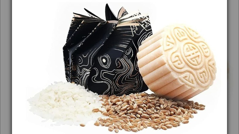 Engraved shampoo bar and package