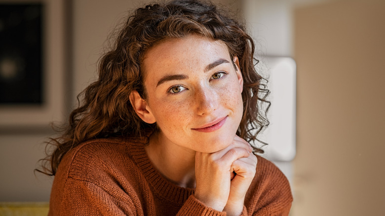 Woman with freckles and curly hair