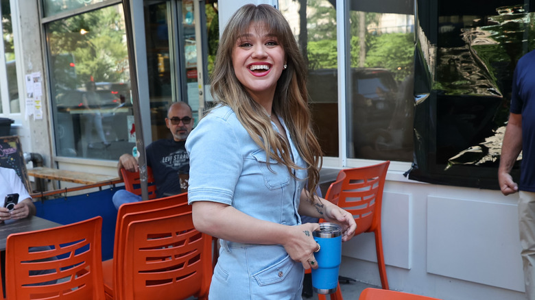 Kelly Clarkson smiling