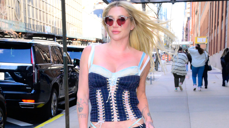 Kesha wearing sunglasses