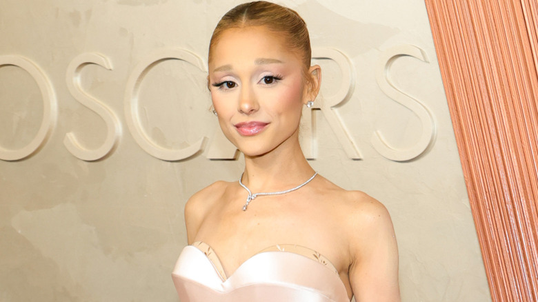 Ariana Grande at the 2025 Oscars with bleached brows.