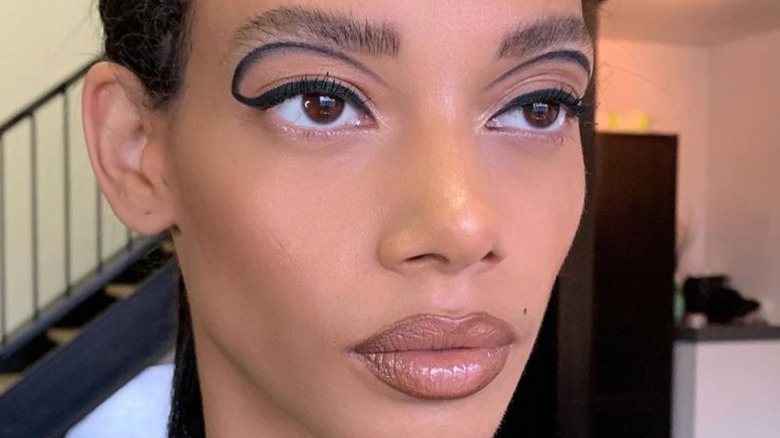 model with brown liner lips