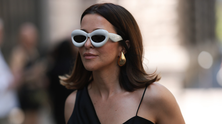 woman wearing chunky drop earrings