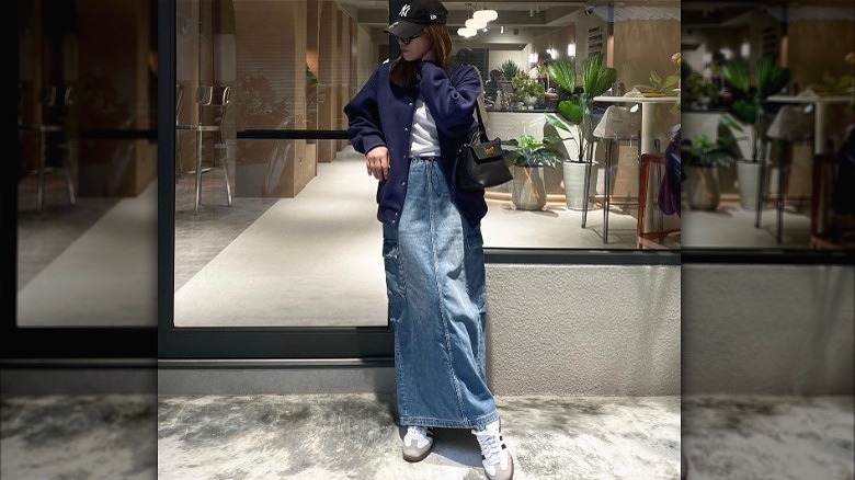 Retro sneakers with long denim skirt