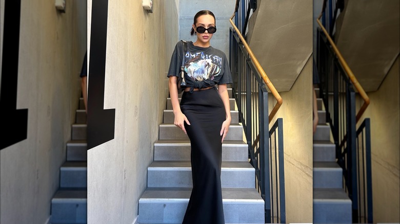 Girl wearing a column skirt with a T-shirt.