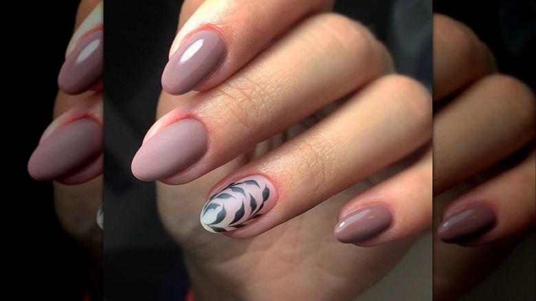 Mauve and leaf manicure