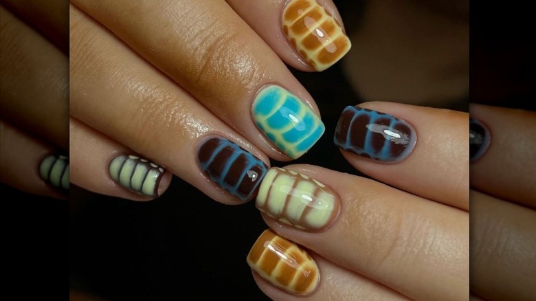 Woman with short nails