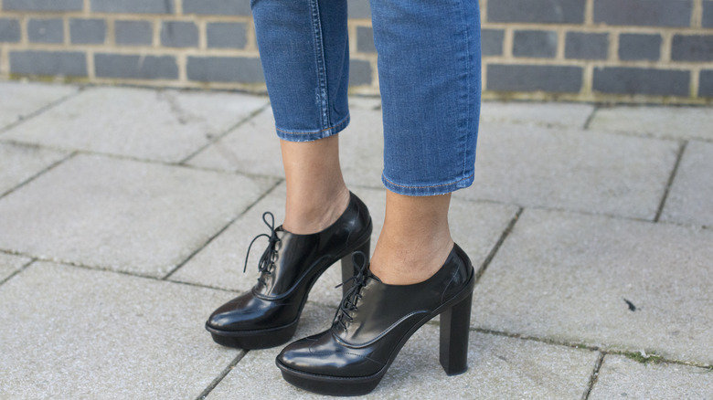 Cropped skinny jeans with low-cut booties