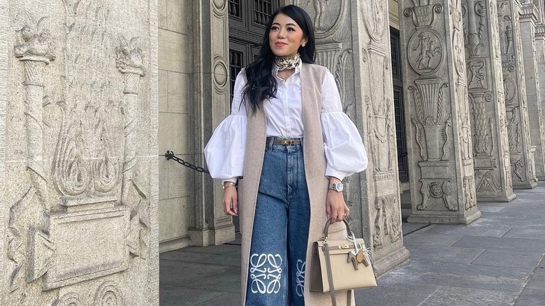 Woman carrying top handle Birkin