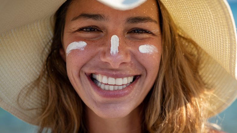 woman apply sunscreen