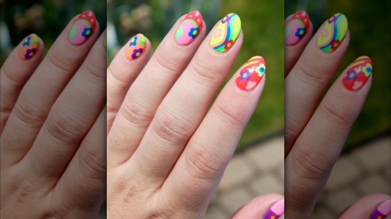 Retro daisy nails