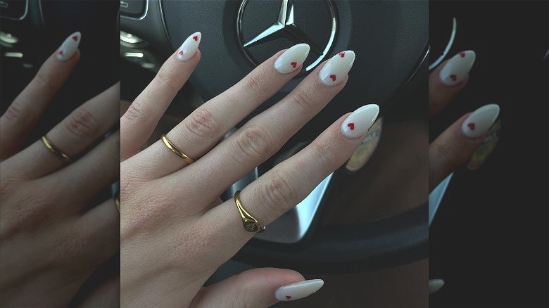 hand with heart design dip powder nails