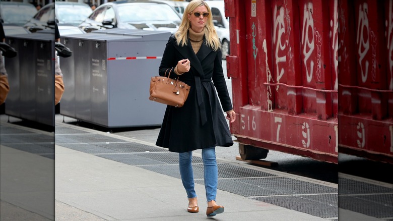 Woman wearing skinny jeans