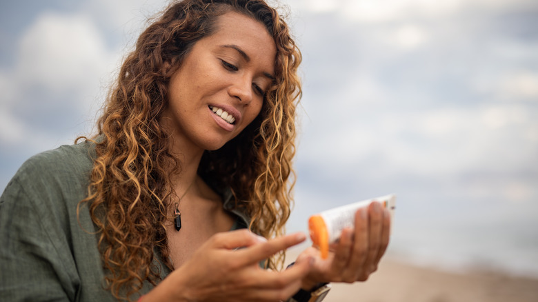 woman applying sunscreen 
