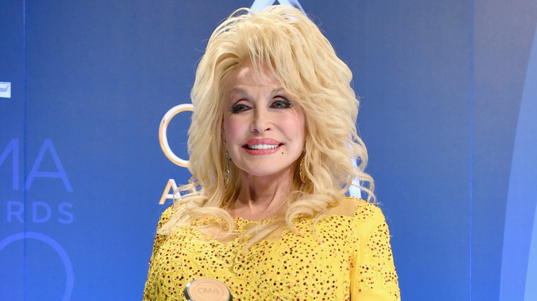 Dolly Parton at the 2016 CMAs
