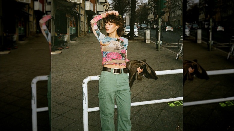 Woman wearing baggy cargo pants