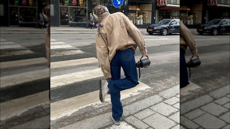 Woman wearing baggy jeans, sneakers