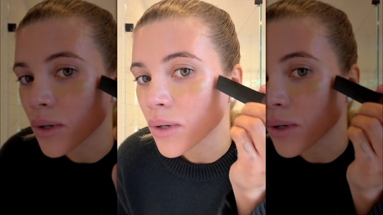 Sofia Richie Grainge applying foundation