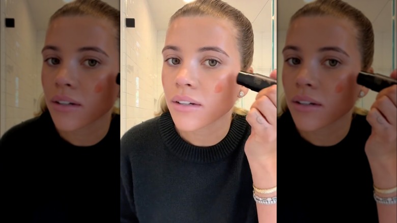 Sofia Richie Grainge applying blush