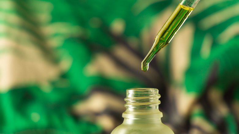 serum dropper and glass bottle