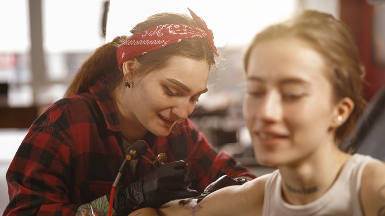 Master tattoo artist tattooing 