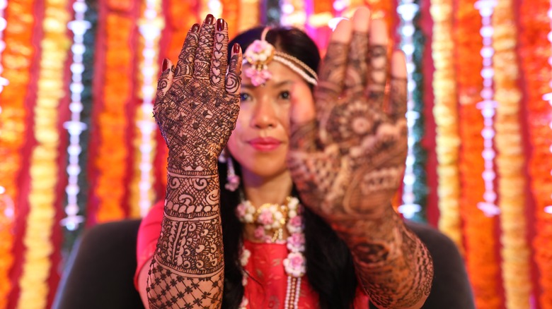 henna on hands