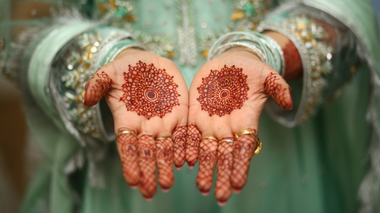 henna on palms
