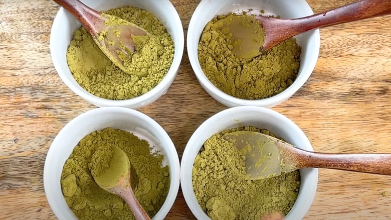 henna powder in bowls