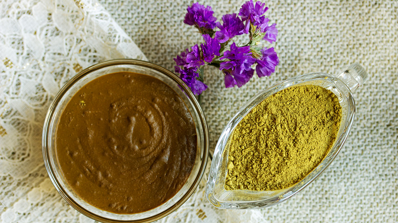 henna powder and paste