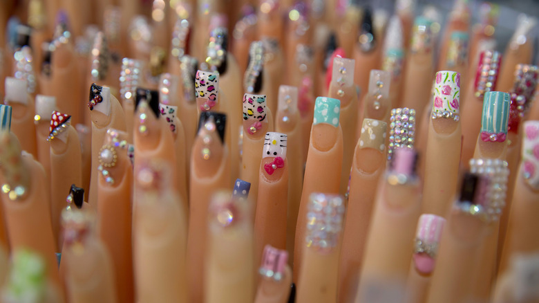 Manequin hands with long nails