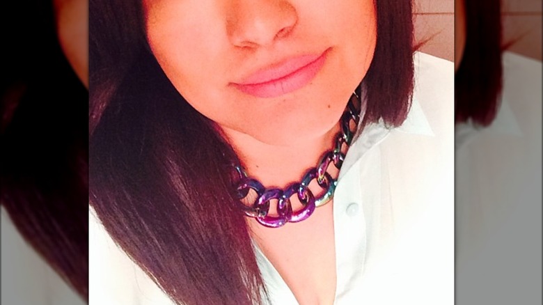 woman wearing extra-thick chain necklace