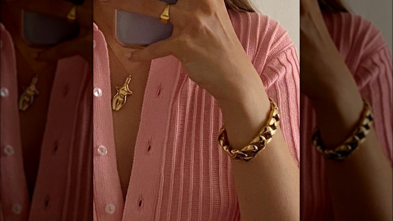 woman wearing extra-thick chain bracelet