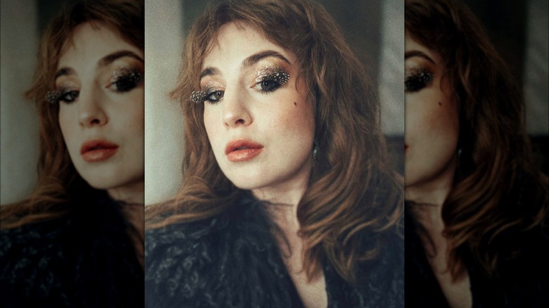 Dainty, speckled feather lashes