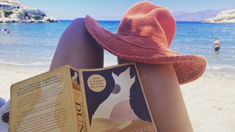 Florence Pugh reading "Dune" at beach