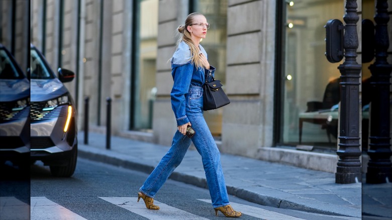 Alexandra Carl walks down the street in cigarette jeans