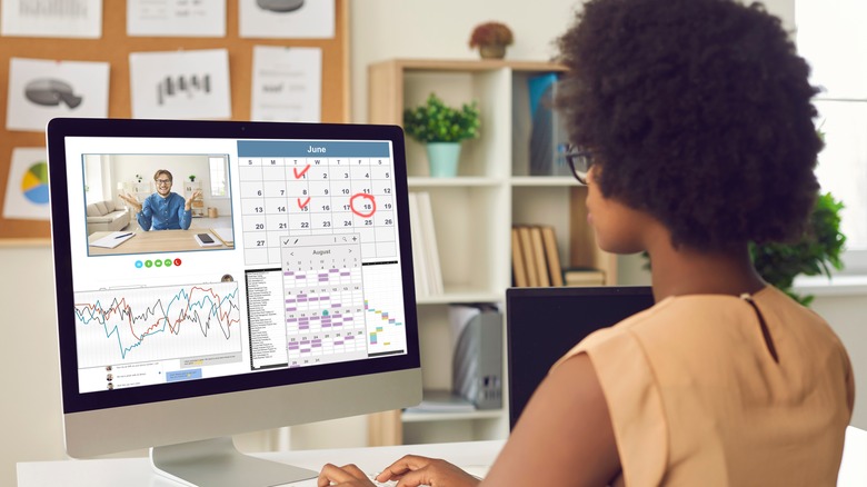 woman multitasking on her computer 