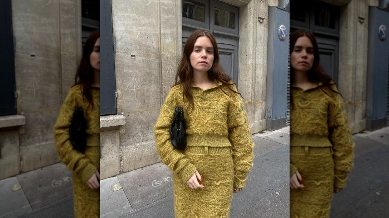 woman clutching purse under arm