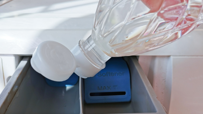 Adding white vinegar to washer