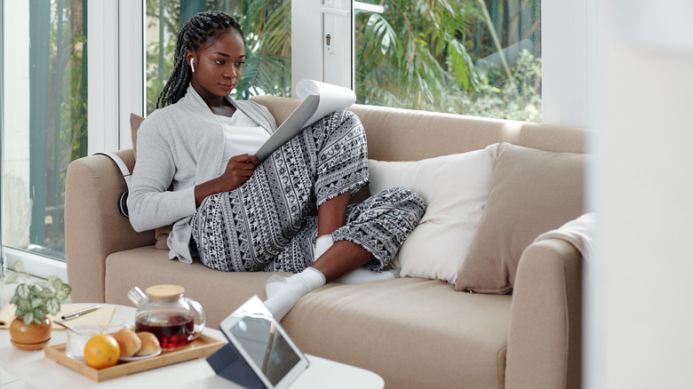 Woman wears stylish loungewear 